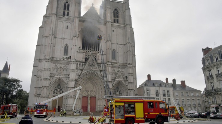 Pożar katedry w Nantes. Zatrzymany uchodźca pozostaje w areszcie
