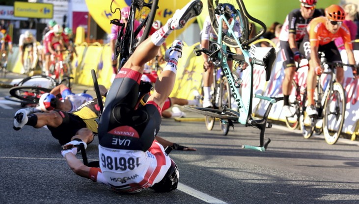 Poważny wypadek podczas pierwszego etapu Tour de Pologne. Kolarz w stanie ciężkim