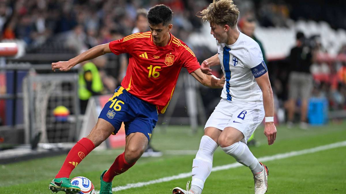 Dw&oacute;ch piłkarzy walczących o piłkę na boisku.