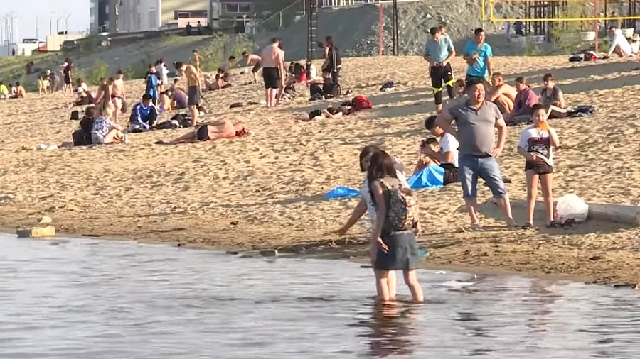 Mieszkańcy Syberii chłodzą się kąpielą w rzece. Fot. YouTube / Euronews Russian.