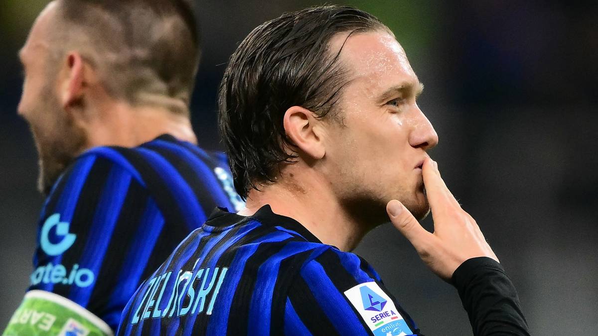 Piłkarz Piotr Zieliński w koszulce Interu Mediolan.