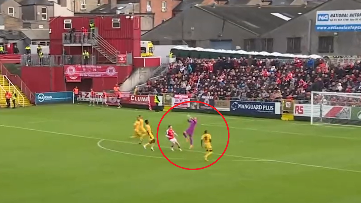 Kuriozalne zachowanie bramkarza w Lidze Konferencji. Najdziwniejszy "samobój" w historii futbolu?! (WIDEO)