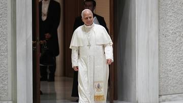 Papież Franciszek ubrany w białe szaty, idzie korytarzem.