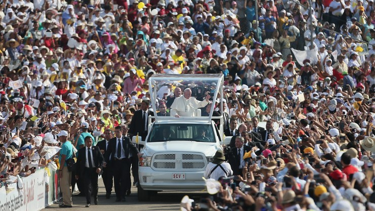 Papież w Meksyku: wolę rodzinę poranioną i zmęczoną od narcyzów z obsesją luksusu