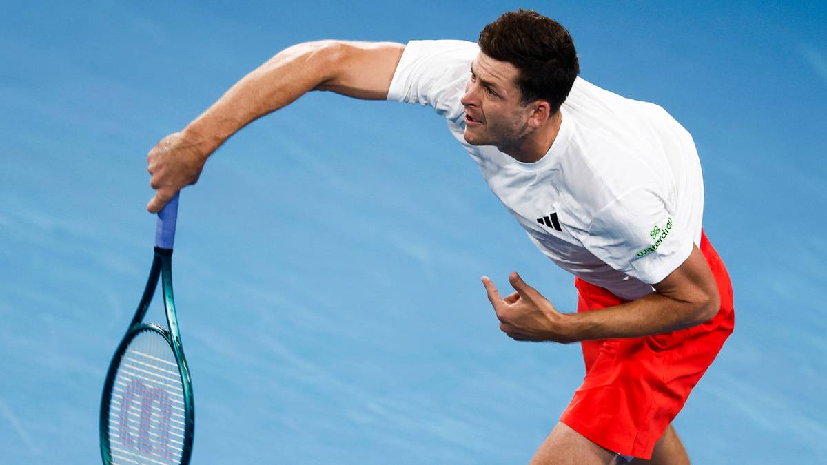 Hubert Hurkacz podczas serwisu w meczu tenisowym.