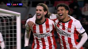 Dw&oacute;ch piłkarzy PSV Eindhoven cieszy się po strzelonej bramce, obejmując się ramionami.