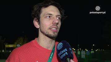 Mężczyzna udzielający wywiadu z mikrofonem Polsat Sport.