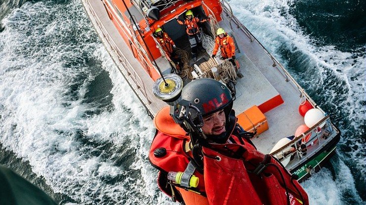 Troje dzieci nie żyje po wywrotce łodzi na kanale La Manche