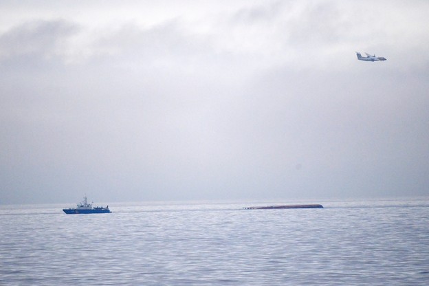 Zdjęcie z miejsca zdarzenia, na którym widać przewrócony statek