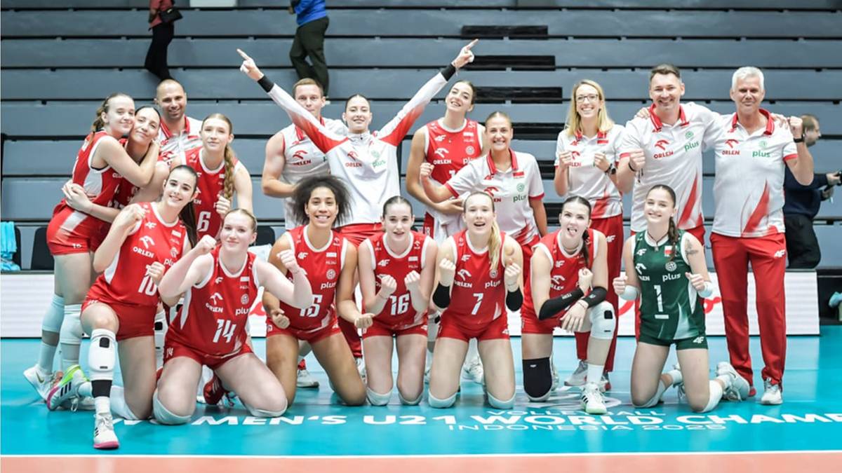 Grupa siatkarzy i siatkarek w strojach sportowych pozuje do zdjęcia drużynowego.