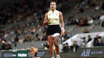 Maja Chwalińska na korcie tenisowym w stroju sportowym.