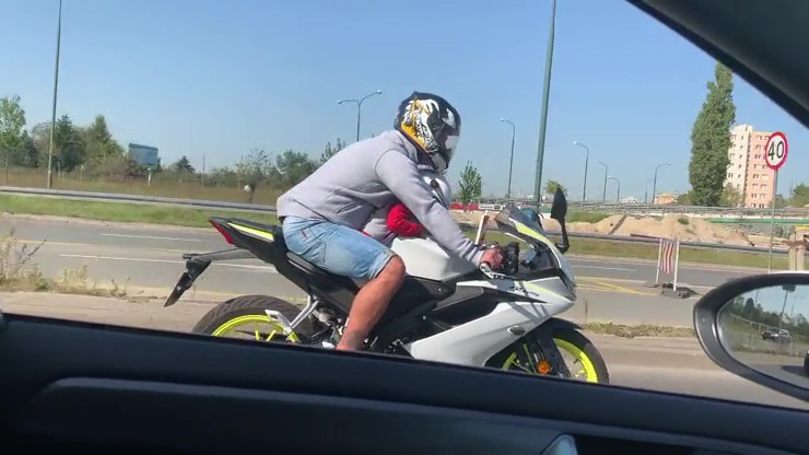 Z dzieckiem na motocyklu pędził ruchliwą ulicą [WIDEO]