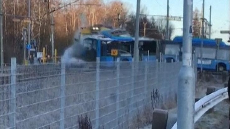 Pociąg z pasażerami uderzył w autobus. Kierowca uciekł w ostatniej chwili [WIDEO]