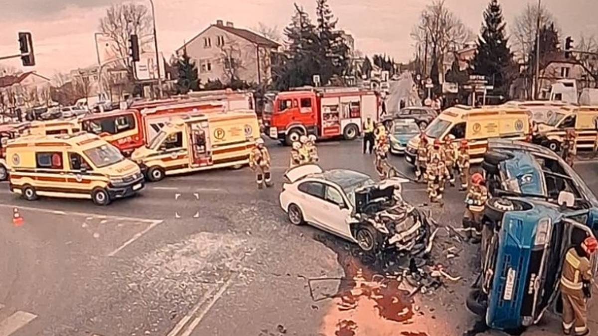 Wypadek z udziałem miejskiego autobusu. Osiem osób poszkodowanych