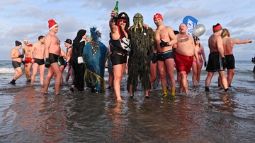 Ponad 150 "morsów" powitało Nowy Rok kąpielą w Bałtyku [ZDJĘCIA]