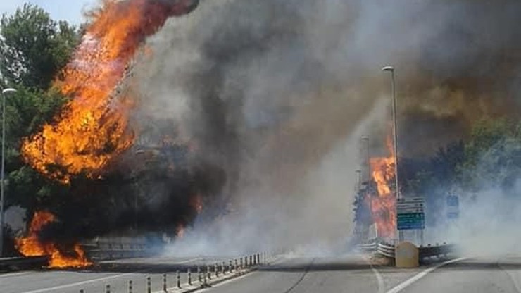 Włochy. Pożar w mieście Pescara. Ludzie uciekali z plaż