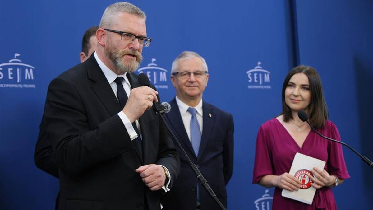 Braun zniszczył wystawę w Sejmie. Lewica zawiadamia prokuraturę