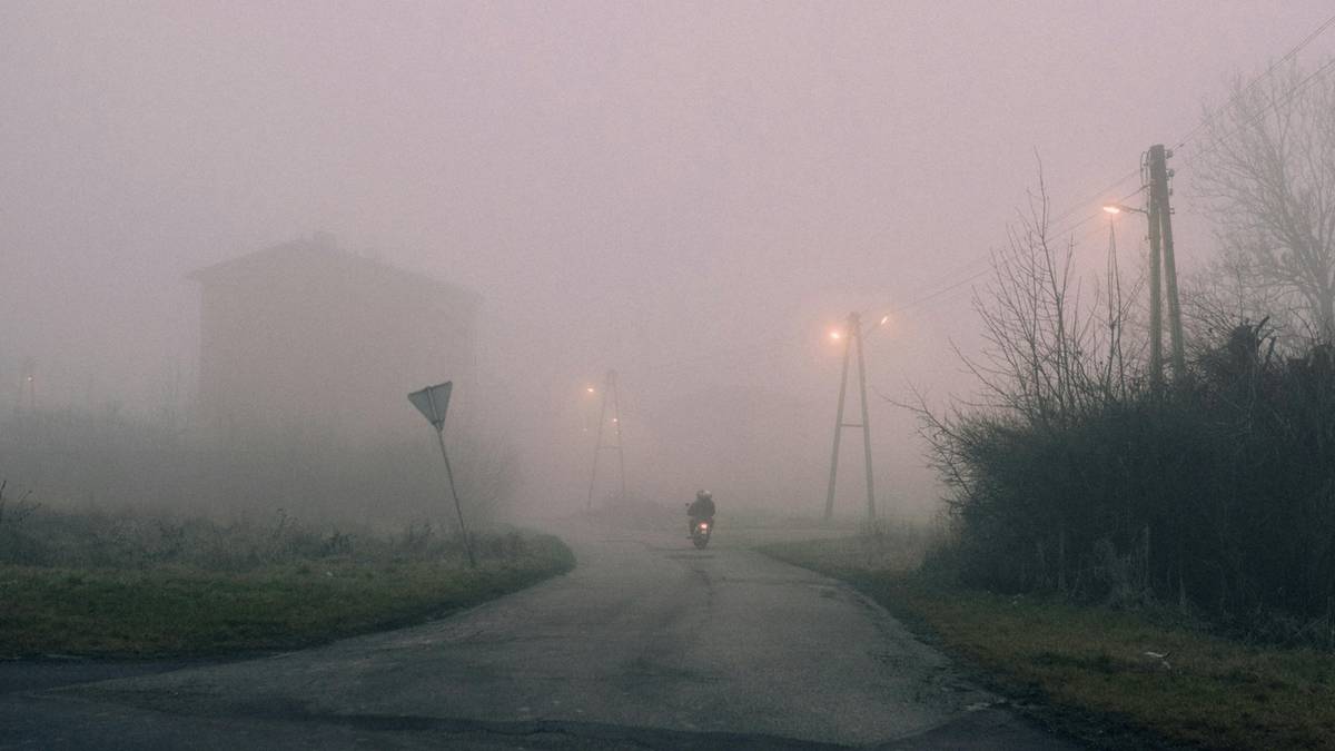 Gęsta mgła nad Polską. IMGW wydał ostrzeżenia