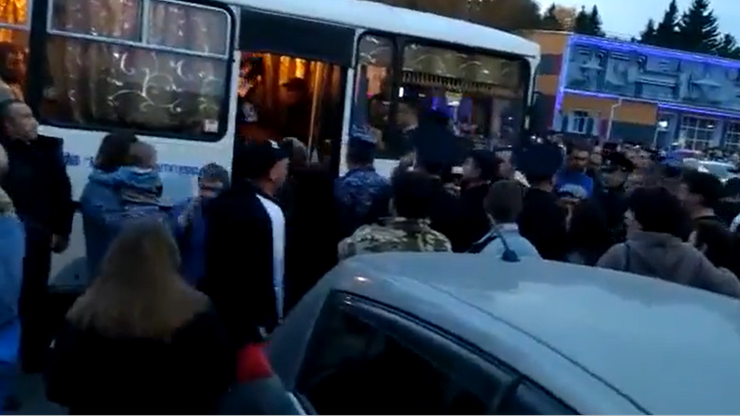 Wojna w Ukrainie. Wcielani do wojska Rosjanie protestują. Awantura przed autobusem