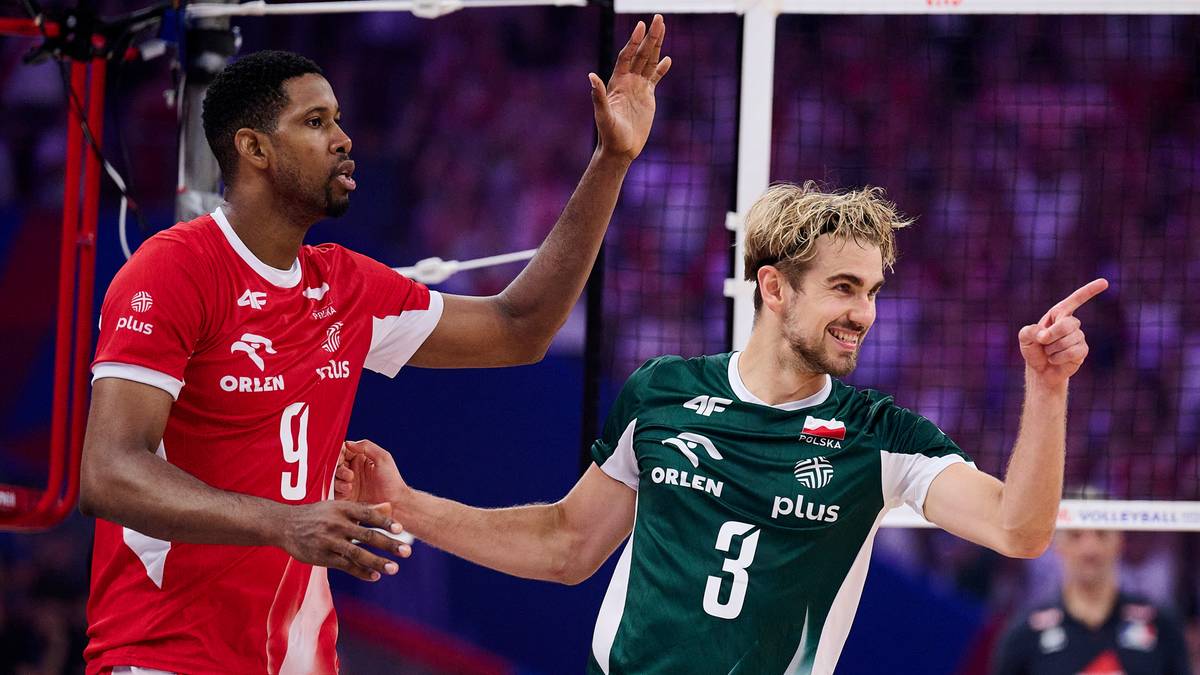 Dw&oacute;ch siatkarzy świętuje sukces na boisku.