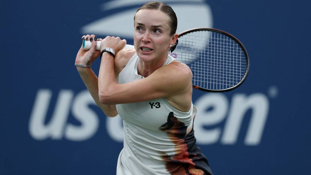 Kobieta grająca w tenisa na US Open, ubrana w białą koszulkę z motywem zwierzęcym.