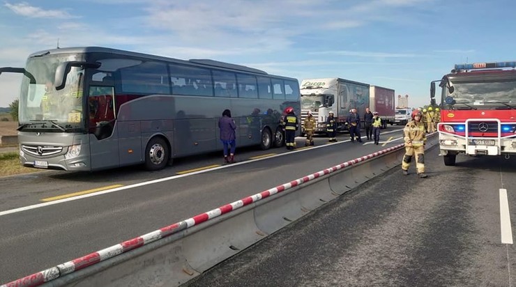 Opolskie: Autobus z dziećmi zderzył się z ciężarówką na A4