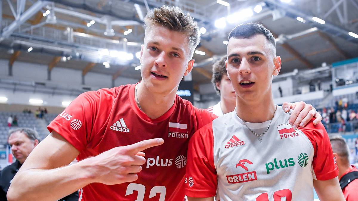 Dw&oacute;ch młodych siatkarzy w strojach reprezentacji Polski, jeden z nich wskazuje palcem na drugiego.