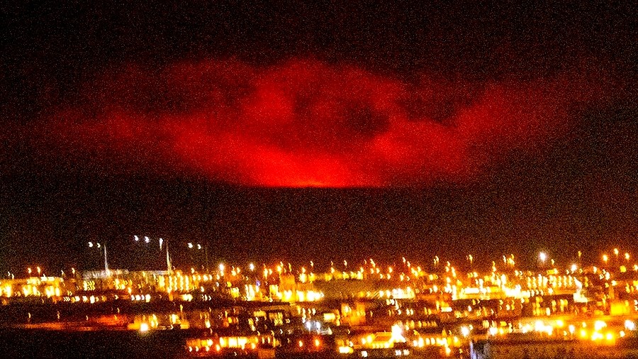 Erupcja wulkanu Fagradalsfjall widziana w nocy z Reykjaviku na Islandii. Fot. Twitter / Víkurfréttir.