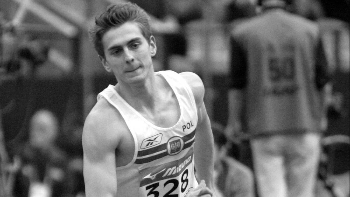 Lekkoatleta Robert Wolski w biegu z numerem startowym 323.