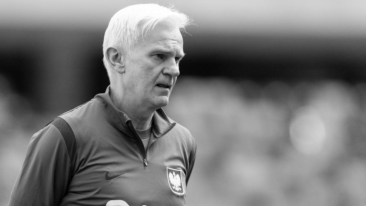 Portret mężczyzny w średnim wieku w stroju sportowym z godłem Polski