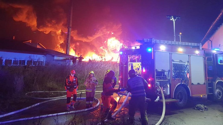 Pożar w Raciniewie. Wojsko przysłało ciężki sprzęt gąsienicowy