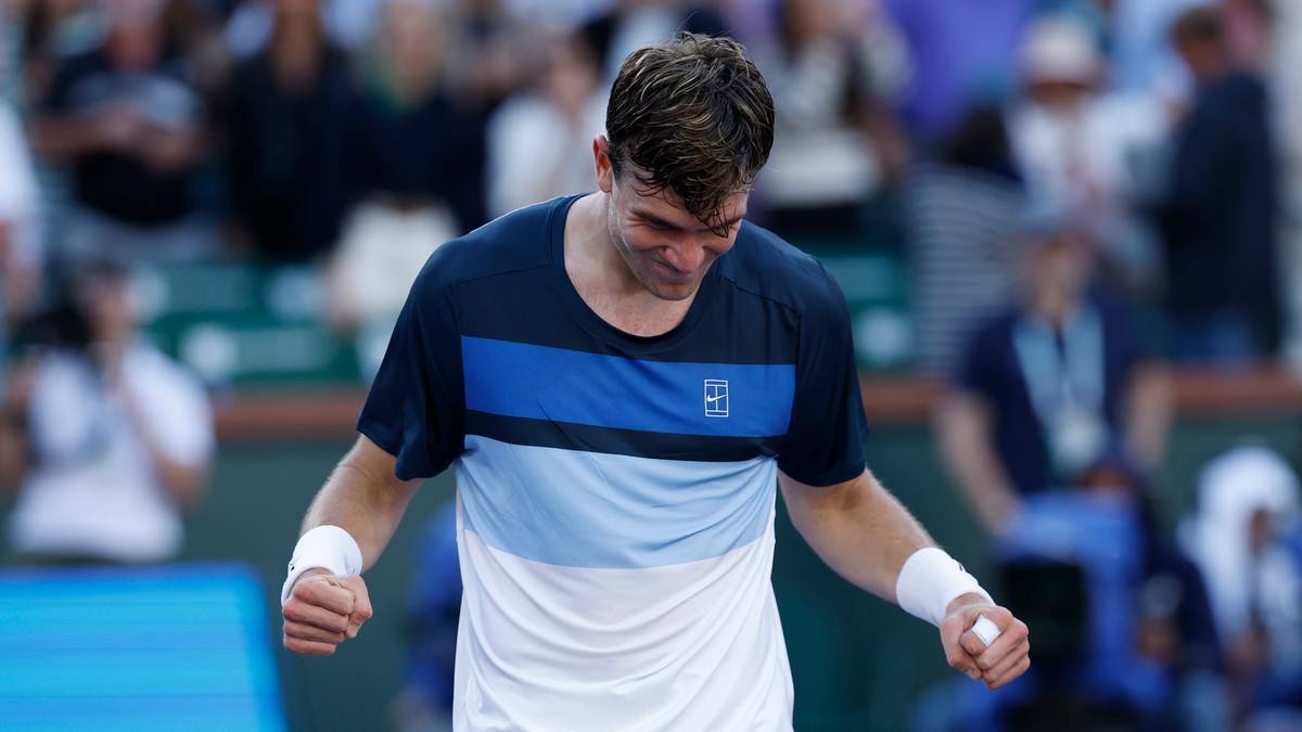 Jack Draper, brytyjski tenisista, z opuszczoną głową na korcie tenisowym.