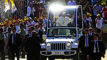 Papież Franciszek trafiony w twarz czapką. Incydent podczas pielgrzymki w Chile