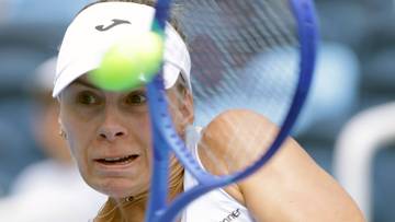 Tenisistka Magda Linette wykonuje uderzenie forhendowe podczas meczu.