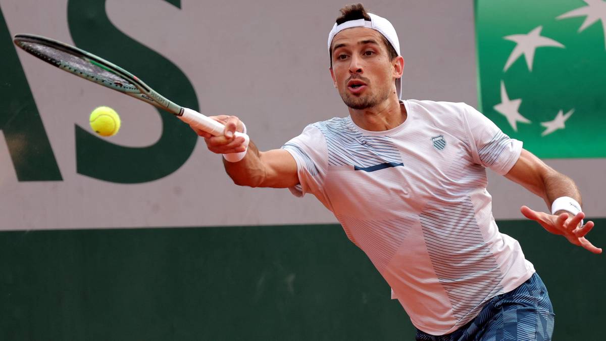 Tenisista Pedro Cachin uderza piłkę forhendem na korcie.