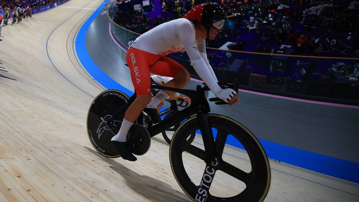 Kolarz na torze kolarskim podczas zawod&oacute;w.