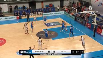 Mecz koszykówki PGE Lublin - Rilski Sportist, widok z góry na boisko z zawodnikami i tablicą wyników.