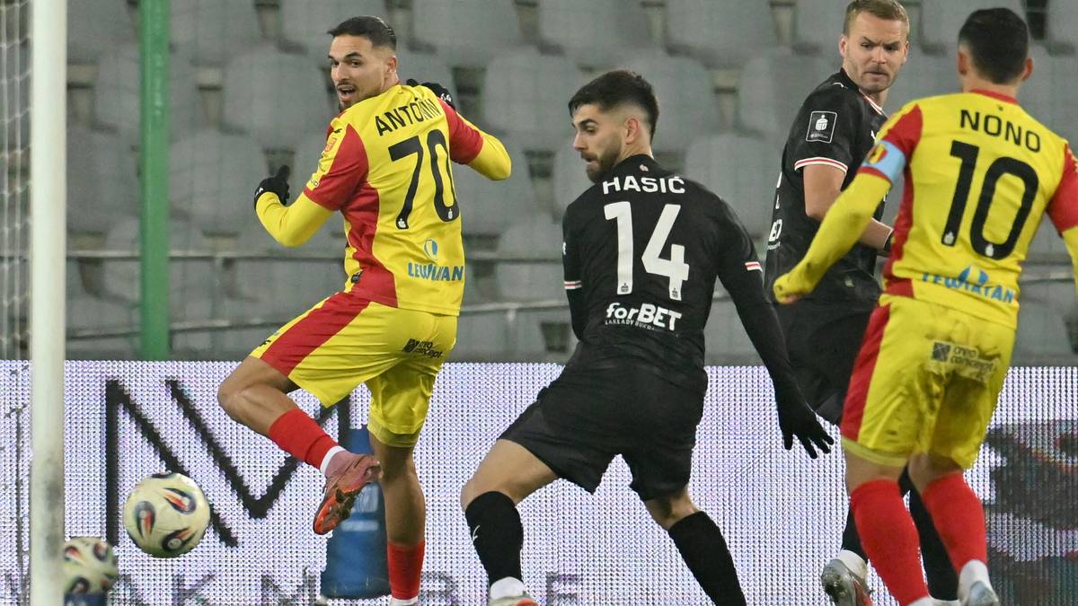 Piłkarze Korony Kielce i Cracovii rywalizują o piłkę przy bramce.