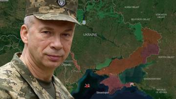 Portret generała Ołeksandra Syrskiego na tle mapy Ukrainy z zaznaczonymi rejonami działań wojennych.