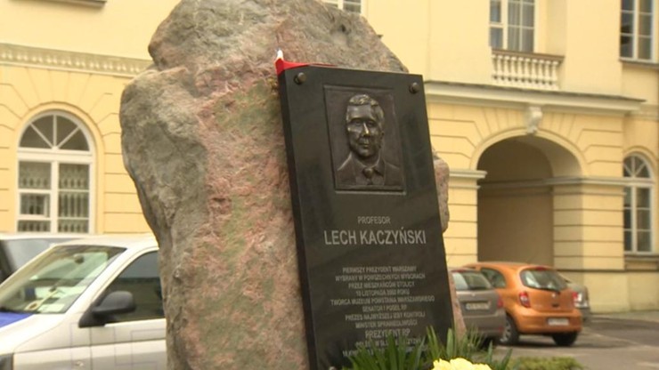 Warszawa: nie ma nakazu usunięcia tablicy pamięci Lecha Kaczyńskiego