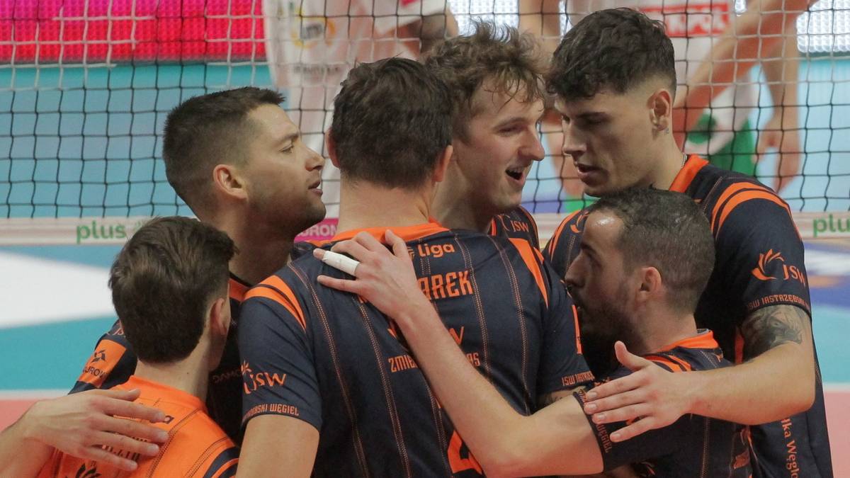 Grupa siatkarzy Jastrzębskiego Węgla obejmuje się z radością po zdobyciu punktu.