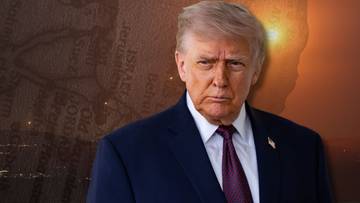 Donald Trump w garniturze i krawacie, z poważnym wyrazem twarzy.