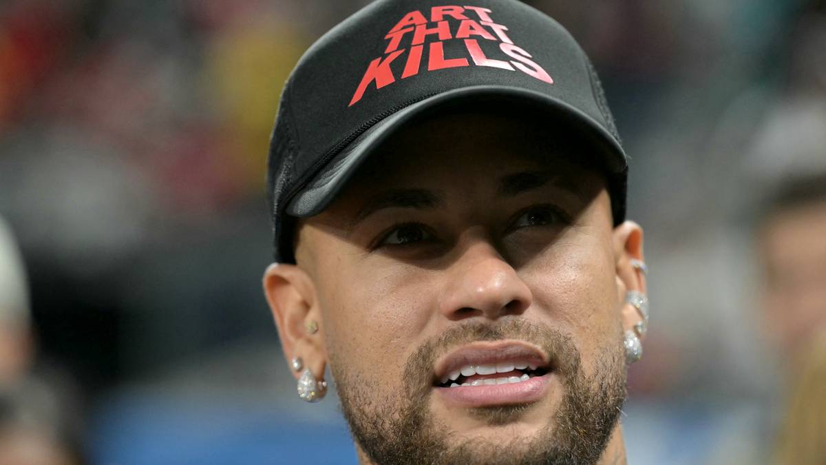 Portret Neymara Jr. w czapce z daszkiem z napisem "ART KILLS".