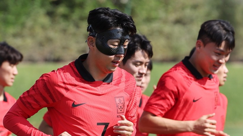 MŚ 2022: Son trenuje w masce Zorro