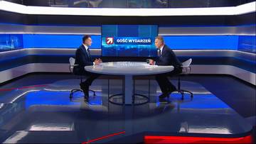 Adam Szłapka siedzi przy okrągłym stole w studiu telewizyjnym, rozmawiając z prowadzącym program "Gość Wydarzeń".