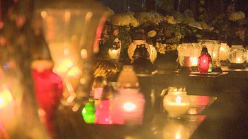 75-latek zgubił się w nocy na cmentarzu. Pomogli policjanci