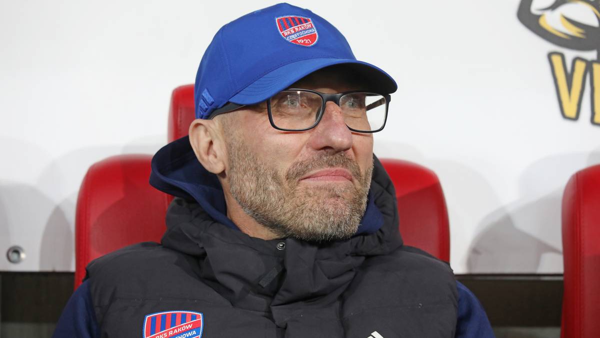 Marek Papszun, trener piłkarski, siedzi na ławce rezerwowych.