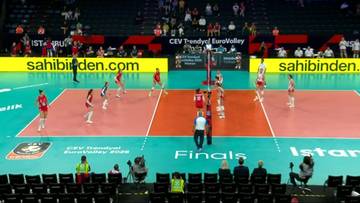 Widok z góry na halę sportową podczas meczu siatkówki kobiet pomiędzy Polską a Serbią.