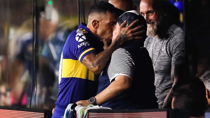 Niecodzienna sytuacja w Argentynie! Tevez pocałował Maradonę w... usta i wygrał mistrzostwo (WIDEO)