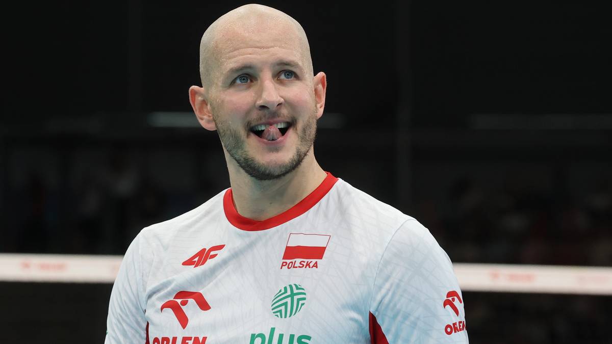 Siatkarz Bartosz Kurek w białej koszulce reprezentacji Polski z czerwonymi elementami.